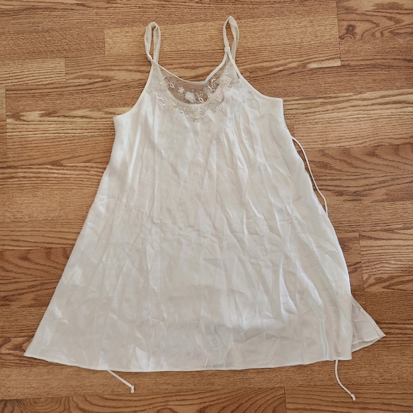 Oscar de la Renta Other - EUC Oscar de la Renta Cream Nightgown with Pink Logo Detail